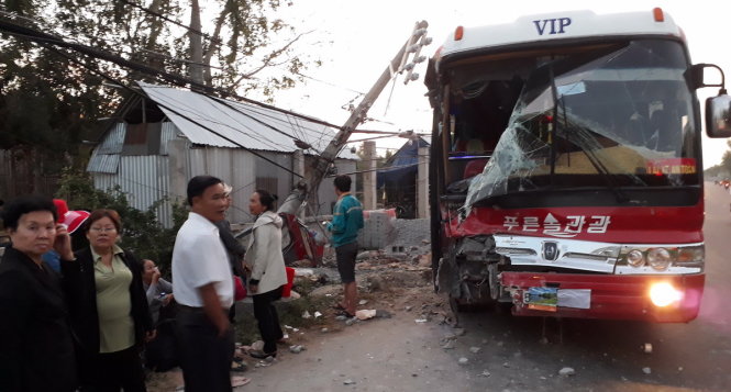 Hiện trường vụ tai nạn làm cột điện gãy đôi và đầu xe nát bét - Ảnh: Bửu Đấu