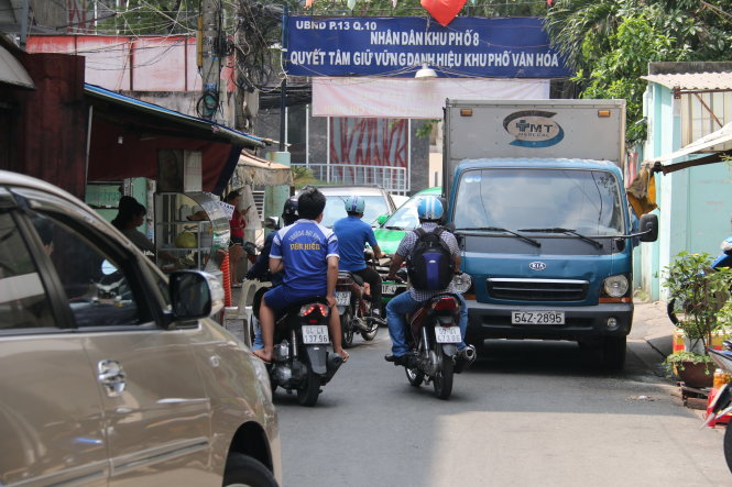 Ôtô đậu chắn hết hẻm vào chung cư 830 Sư Vạn Hạnh, P.13 (Q.10, TP.HCM) trưa 18-2 - Ảnh: TIẾN LONG