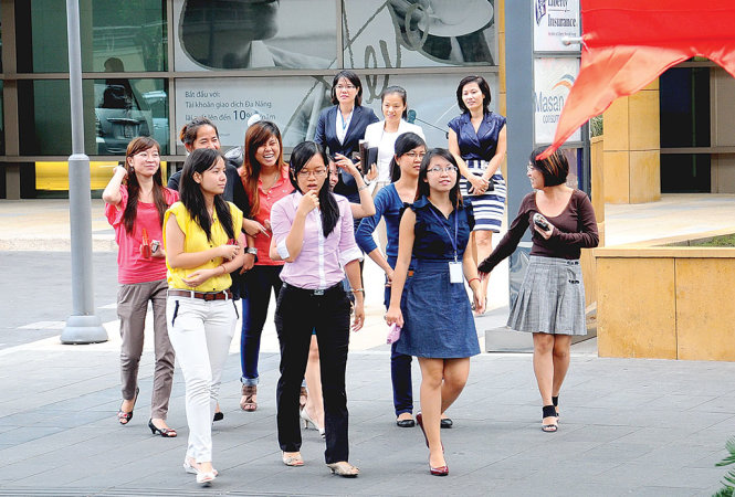 Người dân luôn mong muốn hè phố thông thoáng, sạch, an toàn để được đi bộ, kể cả đi đến nơi làm việc. Trong ảnh: các bạn trẻ làm việc ở trung tâm TP.HCM, nơi có điều kiện lý tưởng cho người đi bộ - Ảnh: T.T.D.