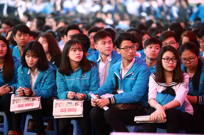 Từ sớm hàng trăm bạn học sinh đã có mặt tại điểm tư vấn tuyển sinh, hướng nghiệp 2017 tại Hải Phòng - Ảnh: Nam Trần