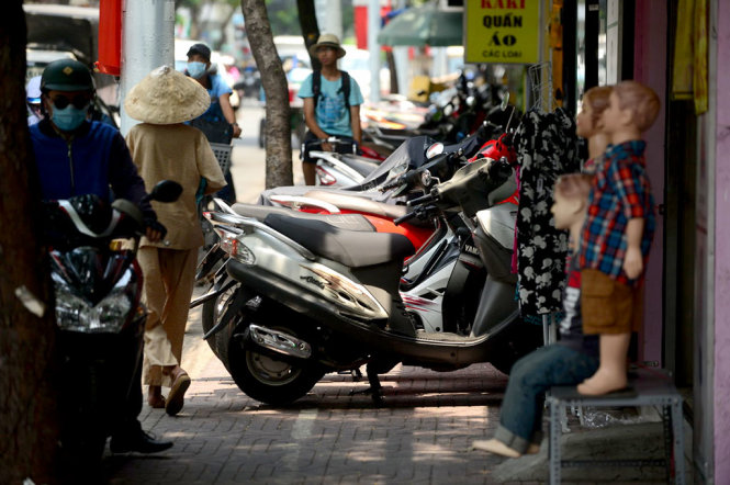 Xe máy xếp hàng dài trên vỉa hè đường Lý Chính Thắng, Q.3, TP.HCM trưa 7-5 - Ảnh: Quang Định