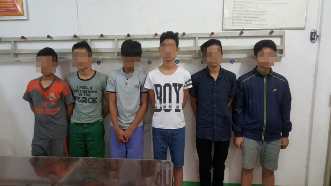 Các nghi can tuổi đời còn rất trẻ bị bắt giữ vì liên quan tới vụ án giết người do mâu thuẫn qua mạng - Ảnh: C.T.V