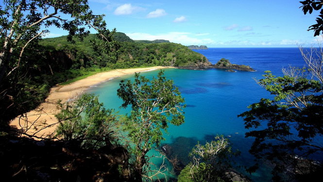 Bãi biển Baio as Sancho ở Fernando de Noronha, Brazil với cảnh quan tuyệt đẹp và làn nước trong vắt. Du khách đến đây cũng có cơ hội ngắm những chú cá heo nhào lộn trên biển
