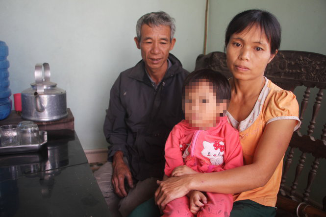 Gia đình ông Phạm Văn Tiến có con đã 4 tuổi nhưng chưa có giấy khai sinh do chưa đóng 2 triệu đồng “tự nguyện” - Ảnh: Doãn Hòa