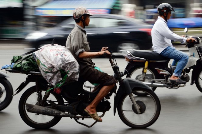 Xe cũ nát lưu thông trên đường Dương Bá Trạc, Q.8, TP.HCM - Ảnh: H.Khoa