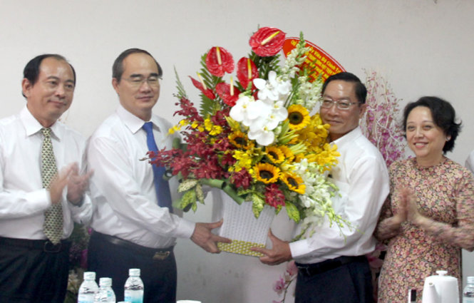 Ông Nguyễn Thiện Nhân - Chủ tịch Ủy ban trung ương MTTQ Việt Nam tặng hoa chúc mừng Sở Y tế TP.HCM nhân ngày thầy thuốc Việt Nam - Ảnh: NGỌC LOAN