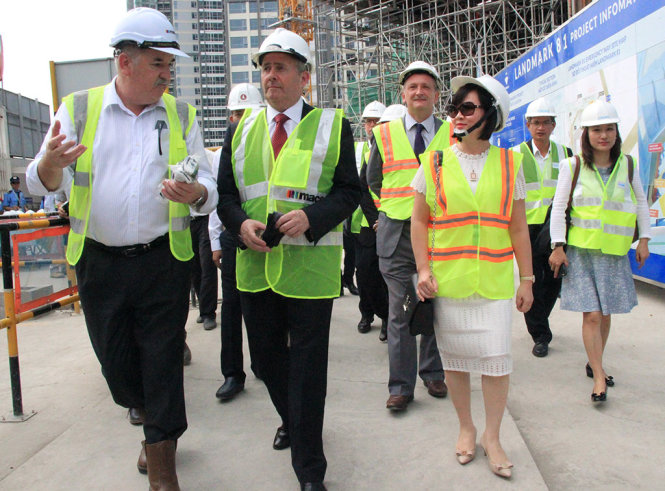 Bộ trưởng Liam Fox (áo đen, giữa) thăm công trường tòa nhà Landmark. Ảnh: MAI HOA