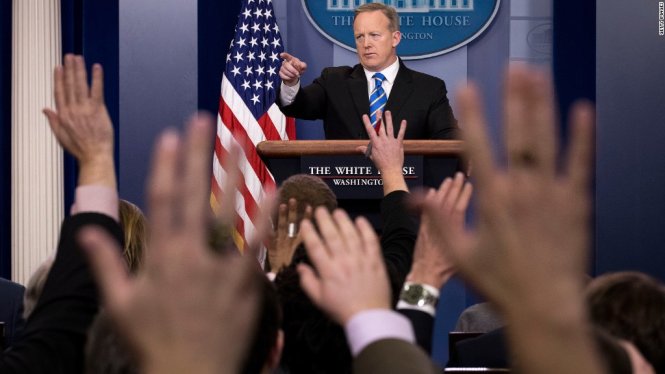 Một cuộc họp báo của ông Sean Spicer - Ảnh: CNN