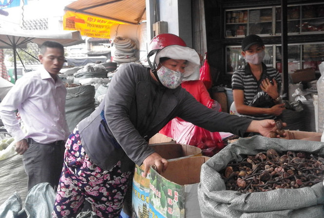 Khách hàng tới đây có thể thoải mái lựa chọn và tự tay bốc các loại dược liệu đông y mà mình cần - 
 Ảnh: LĨNH HỒNG