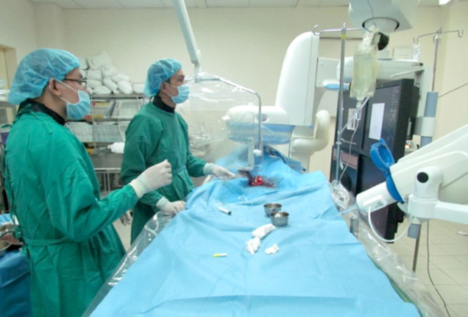 Các bác sĩ quan sát hình ảnh thuyên tắc mạch điều trị tăng sinh lành tính tuyến tiền liệt - Ảnh: BVCC