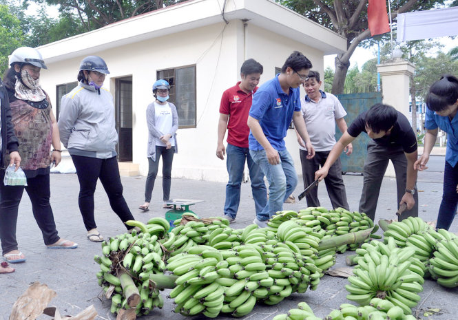 Đoàn viên thanh niên TP Vũng Tàu bán chuối cho người dân Vũng Tàu, chiều 26-2 - Ảnh: ĐÔNG HÀ