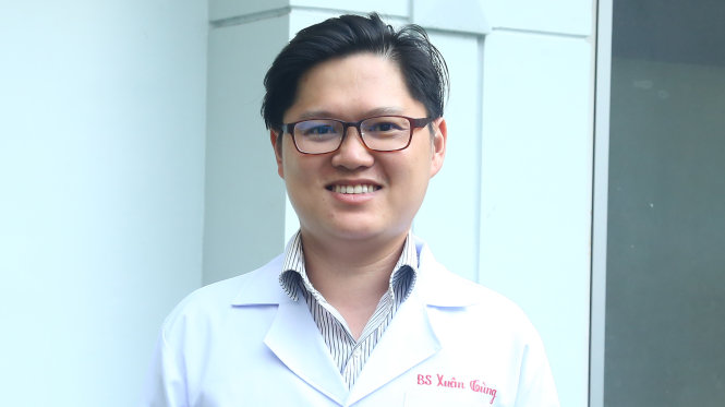 Sự tư tin và nụ cười luôn nở trên môi ThS.BS Trần Đăng Xuân Tùng - Ảnh: Kim Anh