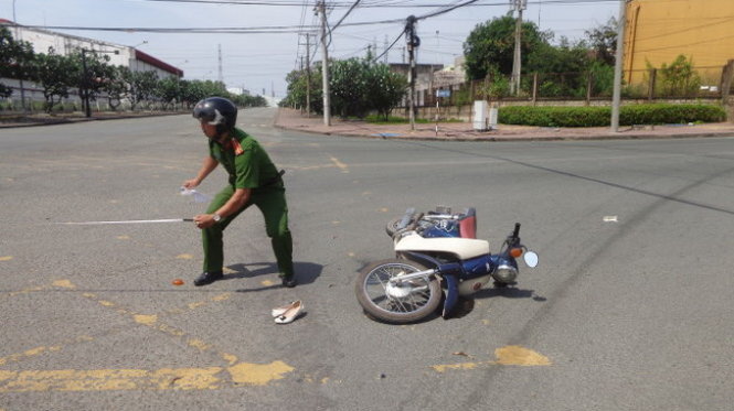 Công an xử lý vụ tai nạn ở gần Khu công nghiệp Biên Hòa (Đồng Nai) - Ảnh: T.H.