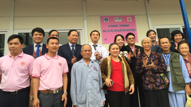 Bộ trưởng Bộ Y tế Nguyễn Thị Kim Tiến, bí thư T.Ư Đoàn Nguyễn Phi Long và nhiều người bệnh chụp ảnh chung trước nhà lưu trú mới xây tại Bệnh viện K - Ảnh: L.Anh