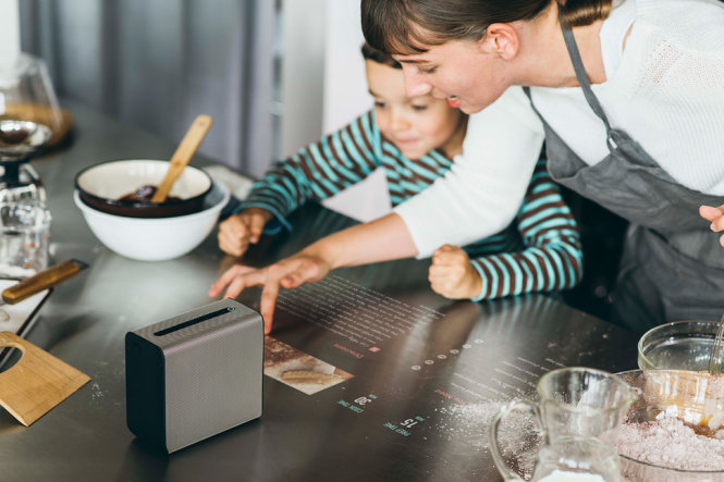 Xperia Touch biến mặt bàn thành màn hình cảm ứng chạm như máy tính bảng - Ảnh: Sony