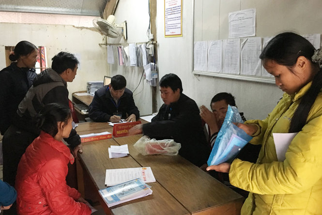 Ông Nguyễn Hữu Soại - cán bộ tư pháp, hộ tịch xã Võ Liệt, huyện Thanh Chương (Nghệ An) làm thủ tục cấp giấy khai sinh cho những trẻ sinh thứ 3 chưa có giấy khai sinh - Ảnh: DOÃN HÒA