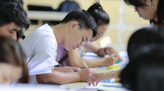Thí sinh nộp hồ sơ xét tuyển ĐH năm 2016. Ảnh: M.G