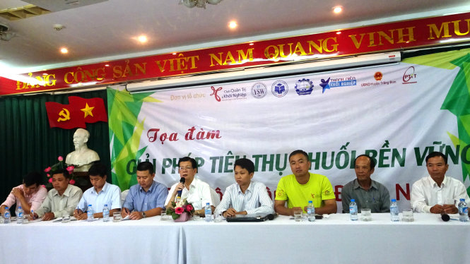 Ông Đỗ Long – Chủ tịch CLB Quản trị khởi nghiệp, tổng giám đốc công ty Bitas (cầm mic) cùng các doanh nghiệp thể hiện sự quyết tâm trong chiến dịch giải cứu chuối giúp bà con Đồng Nai - Ảnh: Duyên Phan