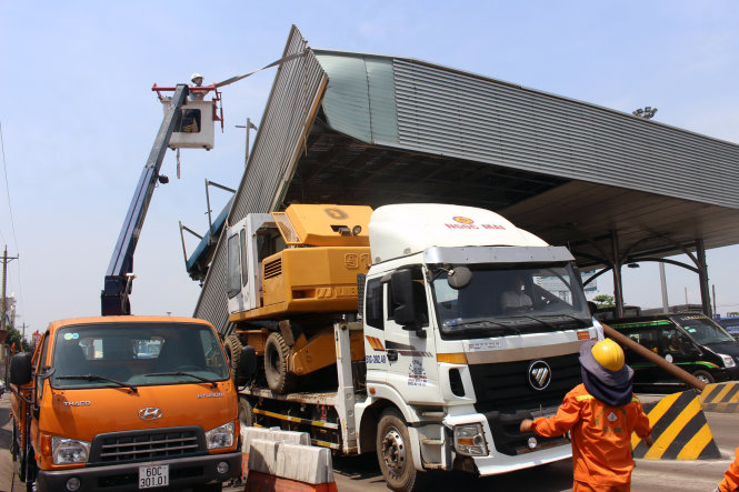 Xe cẩu được điều đến để khắc phục sự cố - Ảnh: A Lộc