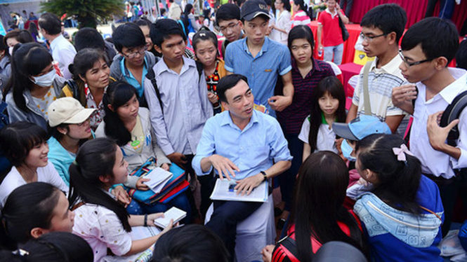 TS Phạm Tấn Hạ - phó hiệu trưởng Trường ĐH Khoa học xã hội và Nhân văn (ĐH Quốc gia TP.HCM) tư vấn cho thí sinh tại Ngày hội tư vấn tuyển sinh - hướng nghiệp tại Cần Thơ năm trước. Nay nay, thí sinh cũng sẽ gặp lại thầy Hạ tại ngày hội Cần Thơ - Ảnh: Quang Định