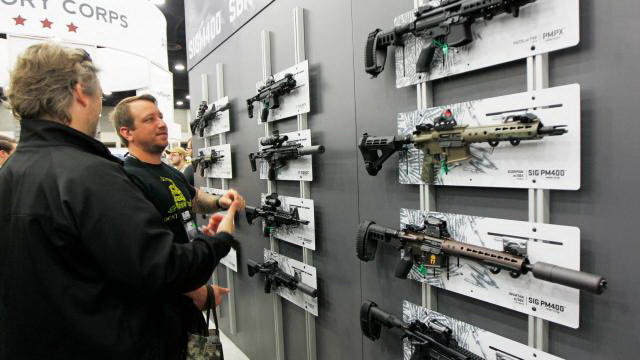 Một cuộc triển lãm súng của hiệp hội NRA tại TP Louisville, bang Kentucky, ngày 21-5-2016 - Ảnh: Reuters