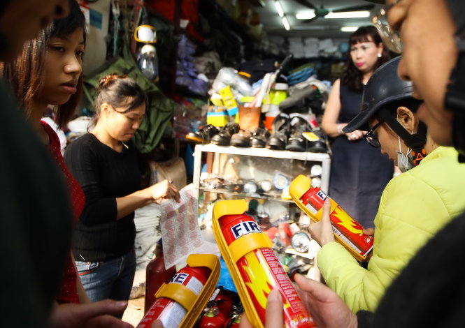 Quy định về trang bị thiết bị chữa cháy cho ôtô sẽ vẫn được thực thi dù lọt vào danh sách 30 quy định kém nhất. Trong ảnh: người dân Hà Nội đổ xô đi mua bình chữa cháy cho ôtô, sau khi thông tư 57 của Bộ Công an có hiệu lực - Ảnh: N.Khánh