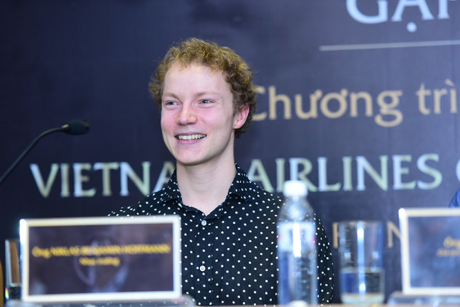 Nhạc trưởng Niklas Benjamin Hoffmann trả lời báo chí - Ảnh: BTC