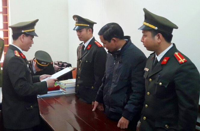 Cơ quan An ninh điều tra Công an tỉnh Thanh Hóa đọc lệnh bắt giam ông Đinh Trọng Tấn - Ảnh do Công an tỉnh Thanh Hóa cung cấp
