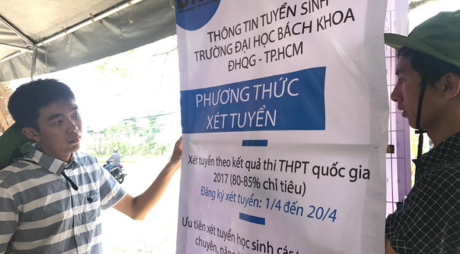 Công tác chuẩn bị cho các gian tư vấn tại Ngày hội tư vấn tuyển sinh - hướng nghiệp ở Cần Thơ đang được gấp rút hoàn thành - Ảnh: Chí Quốc