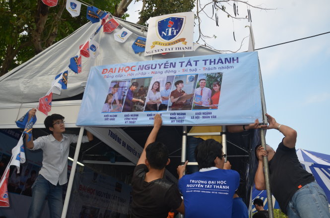 Những khâu cuối của công tác chuẩn bị ở các gian hàng cho Ngày hội tư vấn tuyển sinh - hướng nghiệp 2017 diễn ra tại Cần Thơ ngày 5-3 - Ảnh: SƠN LÂM