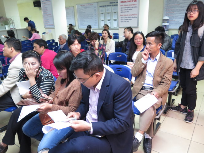 Ngày đầu thực hiện nhận tờ khai điện tử nhưng có rất đông người dân đến sửa, làm mới hộ chiếu - Ảnh: HOÀNG BÁCH