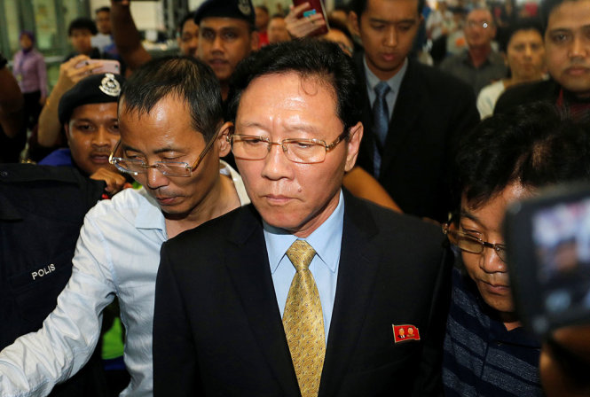 Đại sứ Triều Tiên Kang Chol tại sân bay quốc tế Kuala Lumpur, Malaysia - Ảnh: Reuters