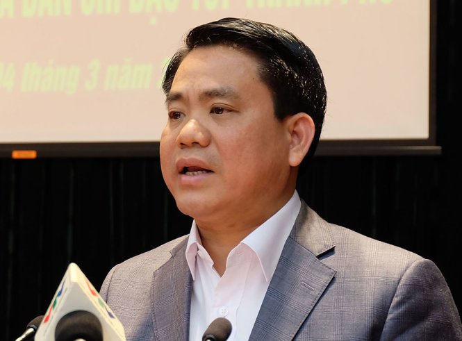 Chủ tịch UBND thành phố Hà Nội Nguyễn Đức Chung yêu cầu rà soát, sửa quy trình từ việc một dự án thi công mất 3,5 tháng nhưng thời gian làm thủ tục mất 6 tháng - Ảnh: XUÂN LONG