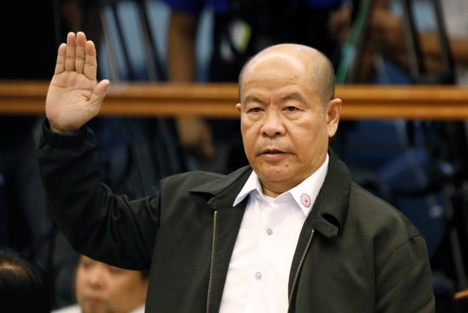 Cựu sĩ quan cảnh sát Arturo Lascanas tuyên thệ khai sự thật - Ảnh: Reuters
