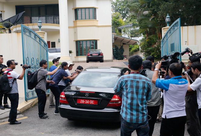 Một chiếc xe của Đại sứ quán CHDCND Triều Tiên rời khỏi sứ quán ngày 7-3 - Ảnh: Reuters