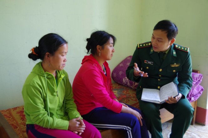 Thượng úy Phạm Tuân (đồn biên phòng Dào San) điều tra vụ hai cô gái bị bắt bán qua biên giới vừa được Biên phòng Lai Châu cứu thoát - Ảnh: BP Lai Châu cung cấp