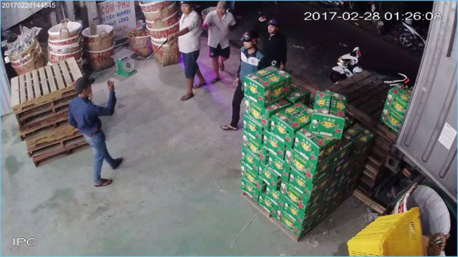 Nghi can Lê Hoàng Lâm (áo xanh bìa trái) cầm lựu đạn giả và dao hù dọa công an - Ảnh cắt từ clip