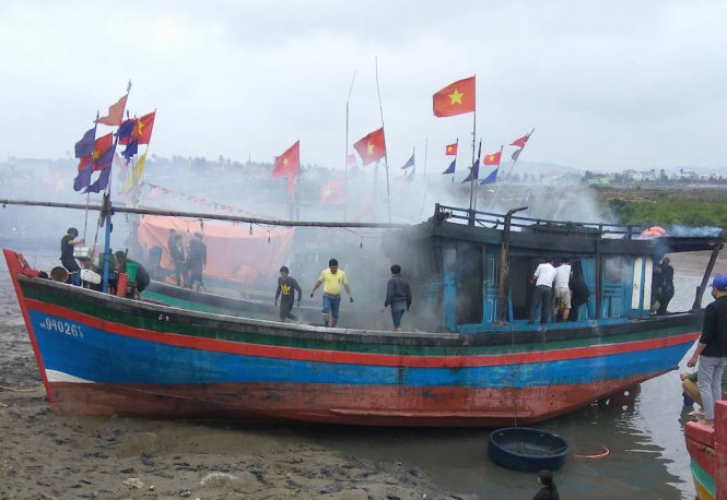 Hiện trường vụ cháy tàu cá - Ảnh: N.Duy