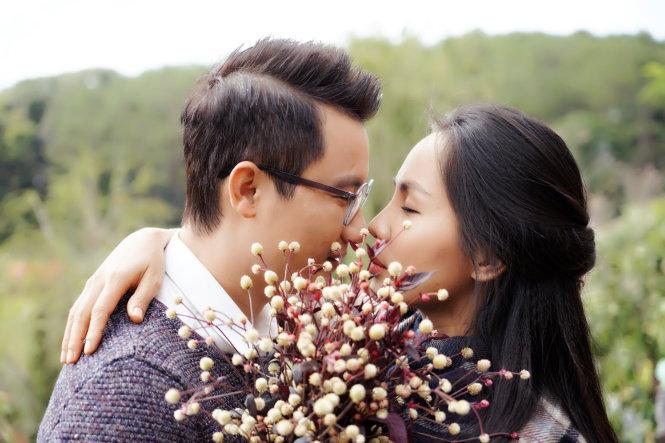 Ca sĩ Hoàng Bách và vợ vô cùng tình cảm trong MV Vì nụ cười em - Ảnh: NVCC