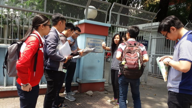 Sinh viên đến Cơ quan Bộ GD-ĐT tại TP.HCM gửi đơn cầu cứu sáng 7-3. Ảnh: M.G