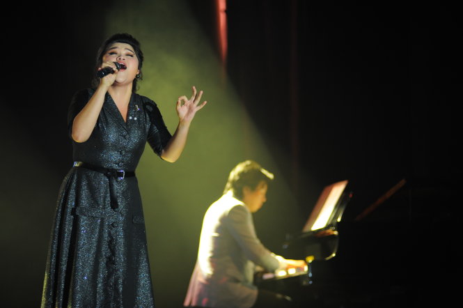 Bích Ngọc thể hiện ca khúc Dream girl vớ phần đệm piano của Thanh Bùi - Ảnh: Amberstone