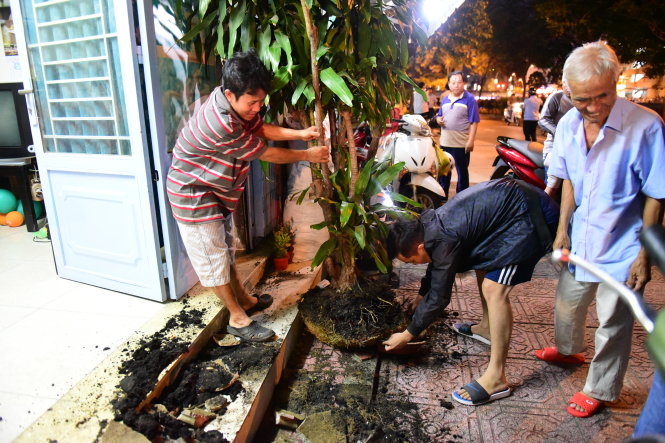 Nhiều hộ dân bày biện lấn chiếm vỉa hè đường Trường Sa, Q.3 bị yêu cầu tự tháo dỡ - Ảnh: HỮU THUẬN