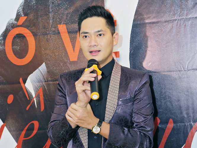 Minh Luân hào hứng chia sẻ về lần đầu đảm nhận nhiều vai trò trong một sản phẩm nghệ thuật: biên kịch, đạo diễn, diễn viên và ca sĩ trong MV Gió về miền xuôi - Ảnh: Duy England