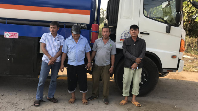 Các đối tượng trộm cắp xăng dầu bị bắt quả tang - Ảnh: G.Minh