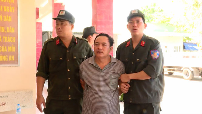 Ông Ai bị bắt giữ - Ảnh: Trúc Ngọc