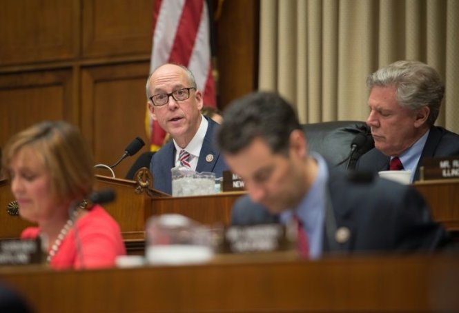 Chủ tịch Ủy ban Thương mại và Năng lượng Greg Walden phát biểu trong cuộc họp phê chuẩn việc bãi bỏ và thay thế Obamacare - Ảnh: AFP