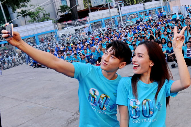 Hai đại sứ của chiến dịch Giờ trái đất năm nay chụp hình cùng 3.000 tình nguyện viên để đăng tải lên trang cá nhân, tạo nên sự lan tỏa trên mạng xã hội - Ảnh: Ngọc Hiển