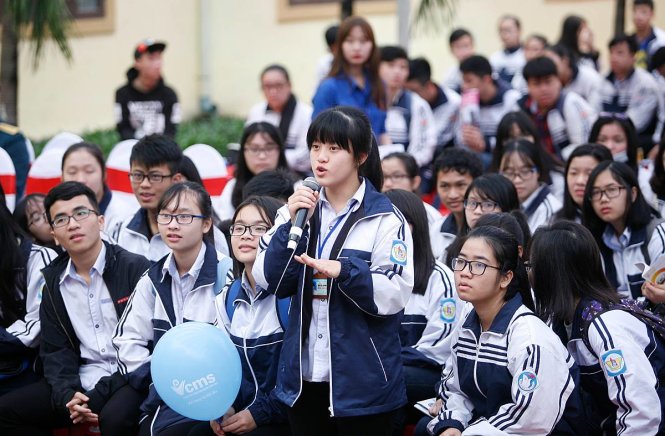 Một học sinh đặt câu hỏi với các thầy cô trong ban tư vấn - Ảnh: Nam Trần