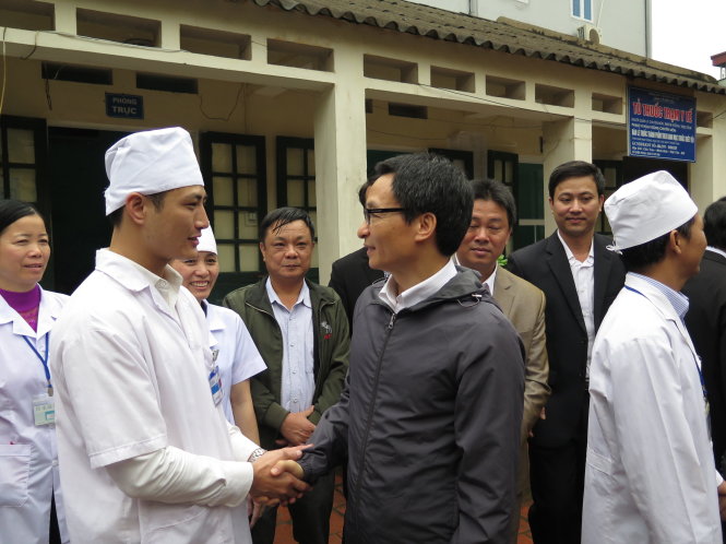 Phó thủ tướng Vũ Đức Đam trò chuyện với cán bộ y tế Trạm Y tế xã  Minh Đức, Việt Yên, Bắc Giang - Ảnh: Hoàng Bách