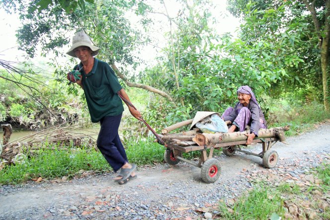 Cỗ xe kéo tự tạo để lượm ve chai của mẹ con bà Hai Dong - Ảnh: M.T.
